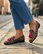Mocassino Fiamma — Leopardo con Bordi e Nappine Fucsia
