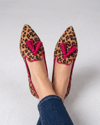 Mocassino Ginevra — Leopardo Effetto Scamosciato, Nappine Fucsia